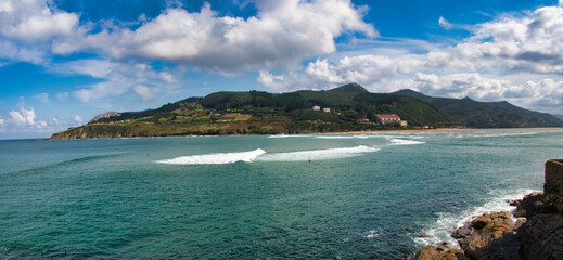 Obraz premium Mundaka blends sea, cliffs, and tradition, where harbor, hermitage, viewpoints, and Laida Beach meet the raw beauty of the Basque coast and the rhythm of the Atlantic.