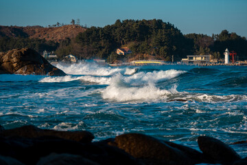 거센 파도가 끊임없이 밀려드는 해변