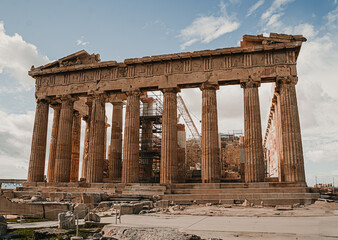 Obraz premium Front View of the Parthenon, Ancient Greek Architecture, Front view of the Parthenon ruins in Athens, Greece. Iconic ancient temple representing classical Greek art, architecture, and cultural heritag
