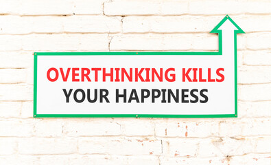 Obraz premium Overthinking kills your happiness symbol. Concept words Overthinking kills your happiness on sign plate. Beautiful brick wall background. Business overthinking kills happiness concept. Copy space.