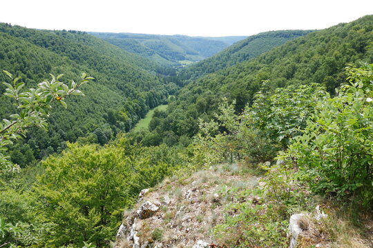 Aussicht ins Tal der Schw&auml;bischen Alb bei Bad Urach