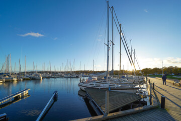 Obraz premium aarhus downtown canal pier city danmark theatre waterfront cityscape jacht harbor sailing ship blue sky