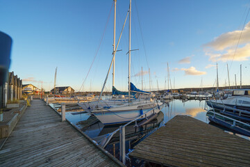 Obraz premium aarhus downtown canal pier city danmark theatre waterfront cityscape jacht harbor sailing ship blue sky