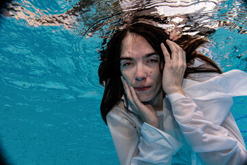 frau tauchen unterwasser