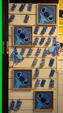 Cubiertas traseras para smartphones con el dibujo de Stitch de Lilo & Stitch en comercio en centro comercial en Madrid, Espa&ntilde;a, 4 de enero de 2026