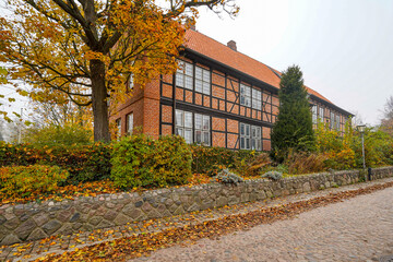 Ratzeburg in Schleswig-Holstein Domhof Altstadt Dom See Nebel Herbst Hafen Gebäude Backstein