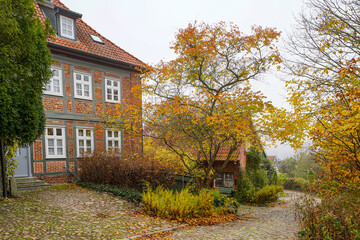 Ratzeburg in Schleswig-Holstein Domhof Altstadt Dom See Nebel Herbst Hafen Gebäude Backstein