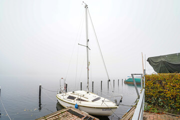 Ratzeburg in Schleswig-Holstein Domhof Altstadt Dom See Nebel Herbst Hafen Gebäude Backstein