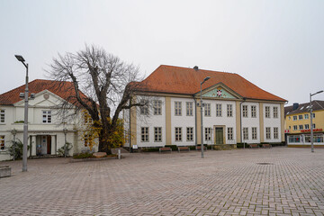 Ratzeburg in Schleswig-Holstein Domhof Altstadt Dom See Nebel Herbst Hafen Geb&auml;ude Backstein