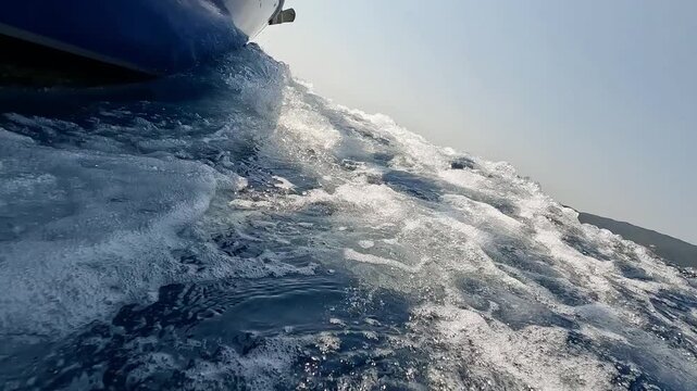 Navegando a ras del mar con sonido natural de las olas rompiendo contra el barco
