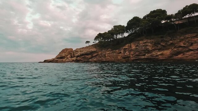 Velero fondeado en aguas turquesas de la Costa Brava, calma en el Mediterr&aacute;neo