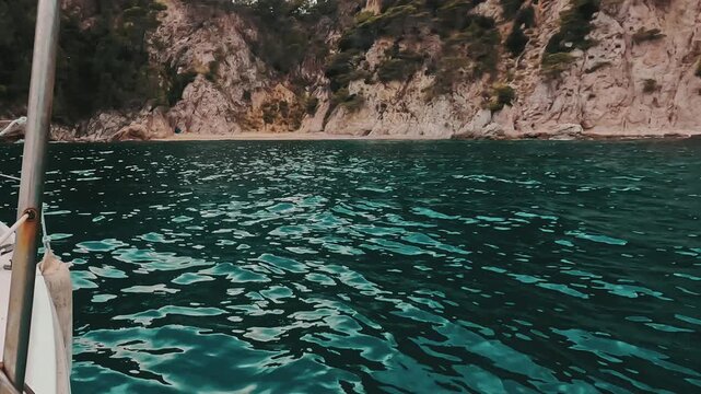 Velero fondeado en aguas turquesas de la Costa Brava, calma en el Mediterr&aacute;neo