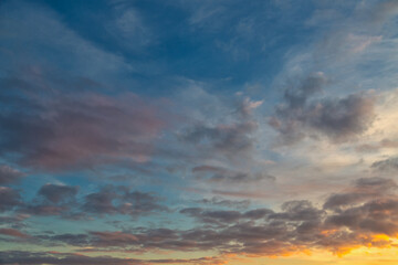 Obraz premium Dramatic sunset with thin cirrus clouds in the evening sky.