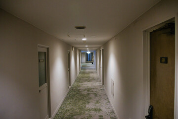 誰もいない奥に向かう建物の廊下