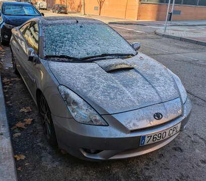 Vista frontal de un autom&oacute;vil Toyota Celica cubierto de nieve aparcado en una calle de Madrid, Espa&ntilde;a, 5 de enero de 2026