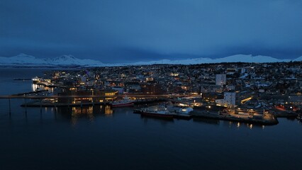 Obraz premium Beautiful night drone picture of Tromsø's harbor, during a lovely spring evening with all the lights on.