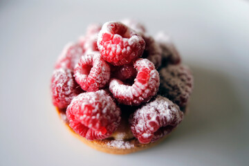 sucre glace sur framboises