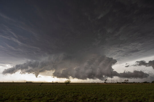 Horizontal Rotational Inflow, a Beaver Tail shaped cloud Ingesting the Outflow Boundary from the Lubbock Storm to the North