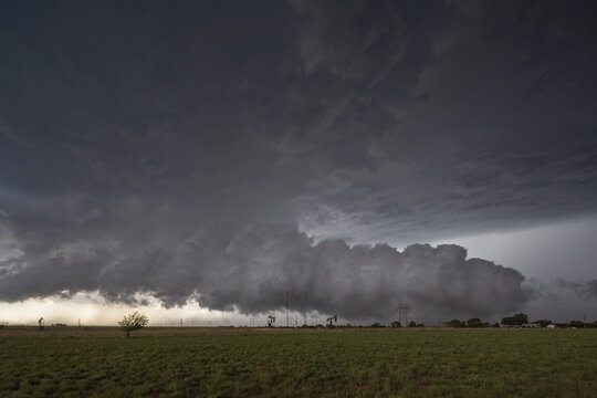 Horizontal Rotational Inflow, a Beaver Tail shaped cloud Ingesting the Outflow Boundary from the Lubbock Storm to the North