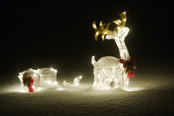 Verschneites Rentier mit Schlitten als Outdoor-Dekoration