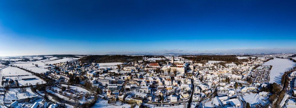 Winterliche Panoramaansicht von St. Florian mit dem Augustiner-Chorherrenstift St. Florian