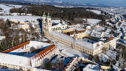 Fototapeta premium Winterliche Ansichten von St. Florian mit dem Augustiner-Chorherrenstift St. Florian