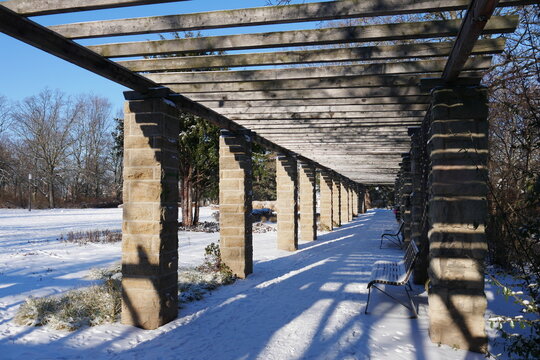 Pergola im Schnee im Stadtpark von Erfurt
