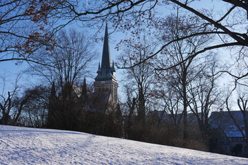 Parkanlage Löberwallgraben im Schnee mit Blick zur Thomaskirche im Winter in Erfurt