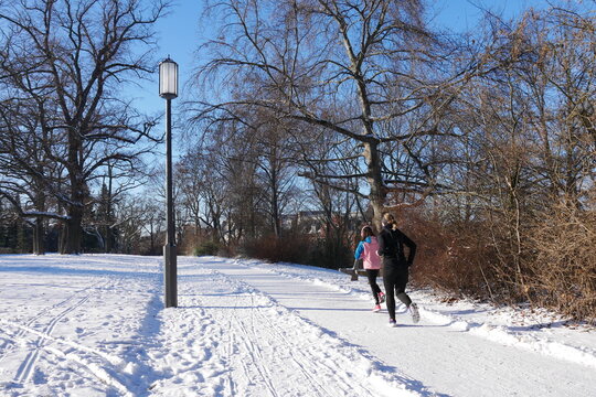 Jogger im Stadtpark von Erfurt bei Schnee