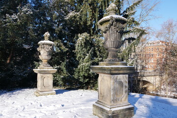 Barockvasen im Winter im Park bei Schnee in Erfurt