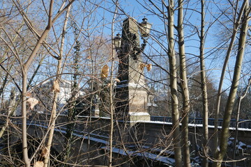 Historische Laterne im Winter bei Schnee in Erfurt an der Pförtchenbrücke