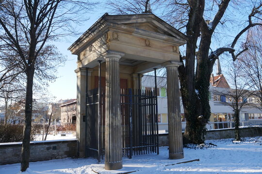Grabmal als Tempel im Br&uuml;hler Garten in Erfurt bei Schnee