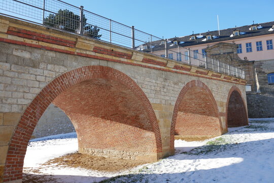 Br&uuml;ckenb&ouml;gen der Br&uuml;cke zur Zitadelle Petersberg in Erfurt bei Schnee