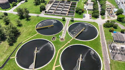 Tanques de tratamento com lodo ativado integrados a complexo de saneamento industrial, representando processos biol&oacute;gicos, sustentabilidade e prote&ccedil;&atilde;o dos recursos h&iacute;dricos.