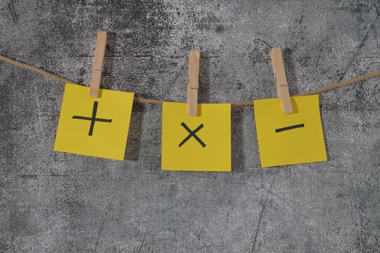 signos mas por menos pillados pinzas  madera post si amarillo