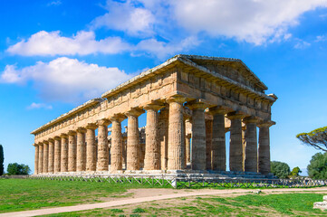 Naklejka premium The ancient Greek temple of Hera in Paestum, Italy. Famous archaeological site of Paestum, Magna Graecia, ancient ruins.