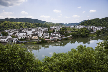 Fototapeta premium Wangkou Village Wuyuan - Traditional Chinese Riverside Settlement with Mountains
