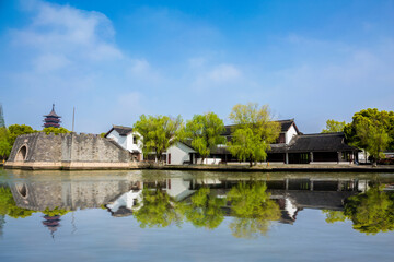 Obraz premium Historic Jiaxing Lake Scenic Spot with Traditional Chinese Architecture and Reflections