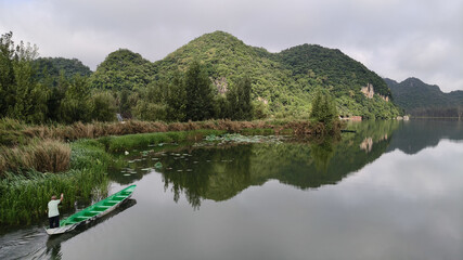 Obraz premium Puzhehei Scenic Area, Wenshan, Yunnan - Karst Mountains and Traditional Boats