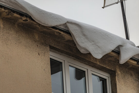 The obligation to remove snow from roofs, dangerous snow hanging from the roof