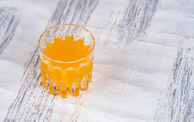 Fresh orange juice served in a clear glass on a textured background. Symbolizing freshness, health and summer refreshment. Ideal for food, beverage, nutrition and lifestyle design concepts.