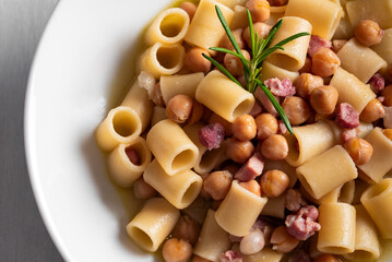 Pasta con ceci e pancetta, cibo italiano 