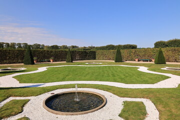 Sonniger Herbsttag in einem Landschaftspark in Hannover	
