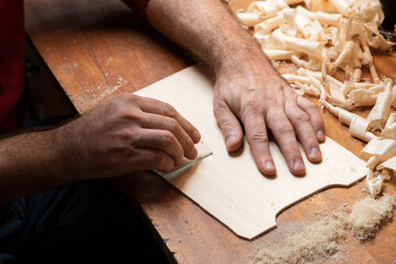 The master cycles the surface of the tagelharpa soundboard with a piece of glass