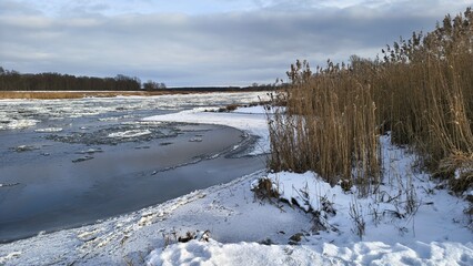 Rzeka w zimowej scenerii 
