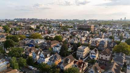 Obraz premium Elevated View of Green Suburban Neighborhood with Trees and Houses at Dusk