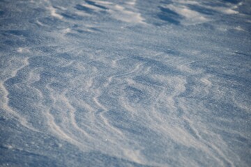 Schneewehen auf zugefrorenen See 