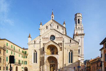Fototapeta premium The cathedral complex in Verona, Italy. The building is made of white stone. The tower is visible on the right The sky is blue and bright.
