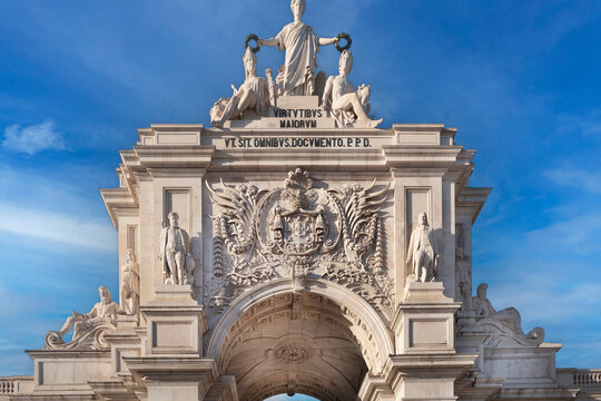 The Augusta Street Triumphal Arch in Commerce Square, a public monument built between 1759 and 1873 with sculptures by Calmels representing Glory and by V&iacute;tor Bastos representing heroes. Lisbon 2023