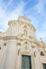 Obraz premium White baroque church façade in Atrani on the Amalfi Coast, Italy, featuring elegant curves, sculptural details, and a historic Mediterranean atmosphere under a blue sky.